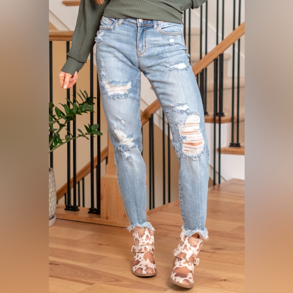 Judy Blue MONROE MID RISE RIPPED BOYFRIEND MOM JEANS